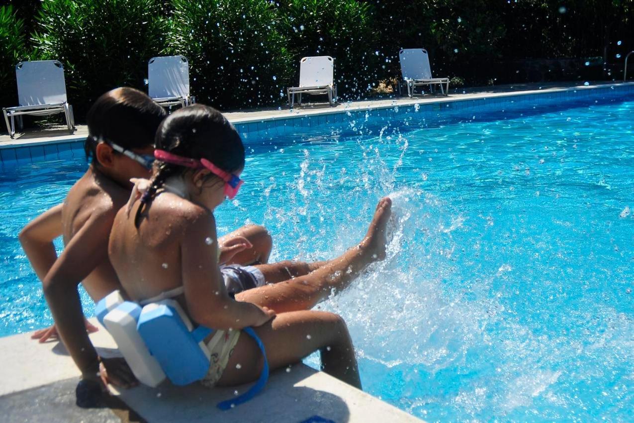בניטסס Orange Grove Suites מראה חיצוני תמונה